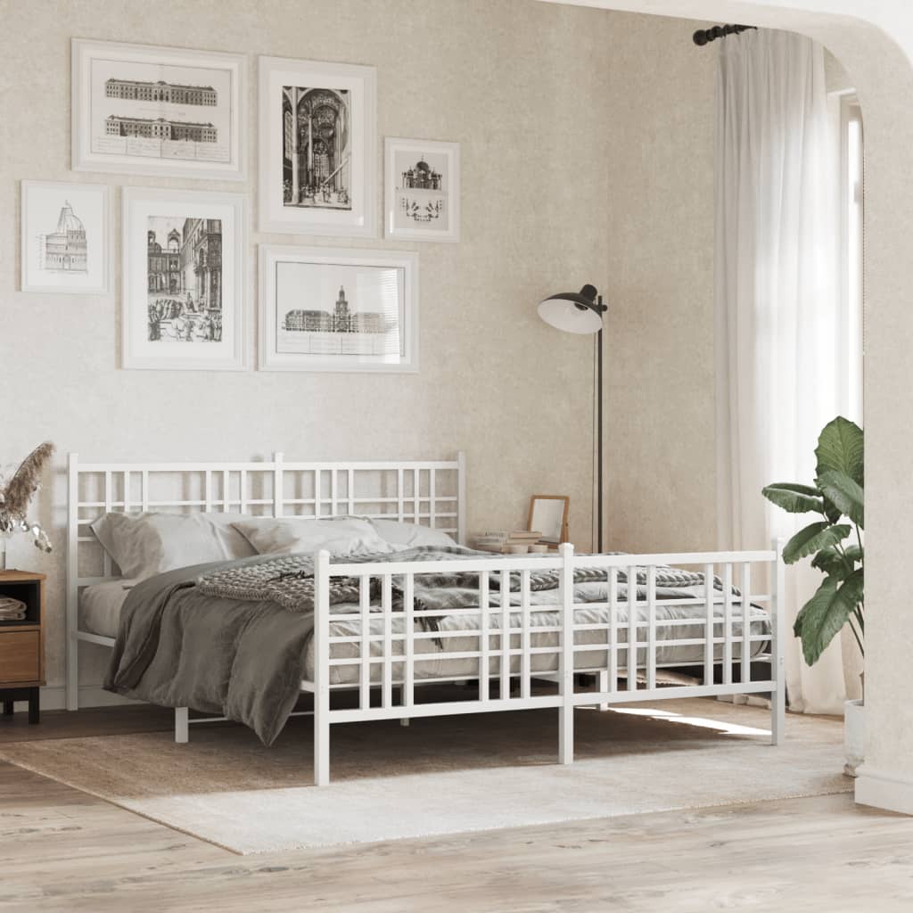 Sengeramme i metall med hode- og fotgavl hvit 150x200 cm