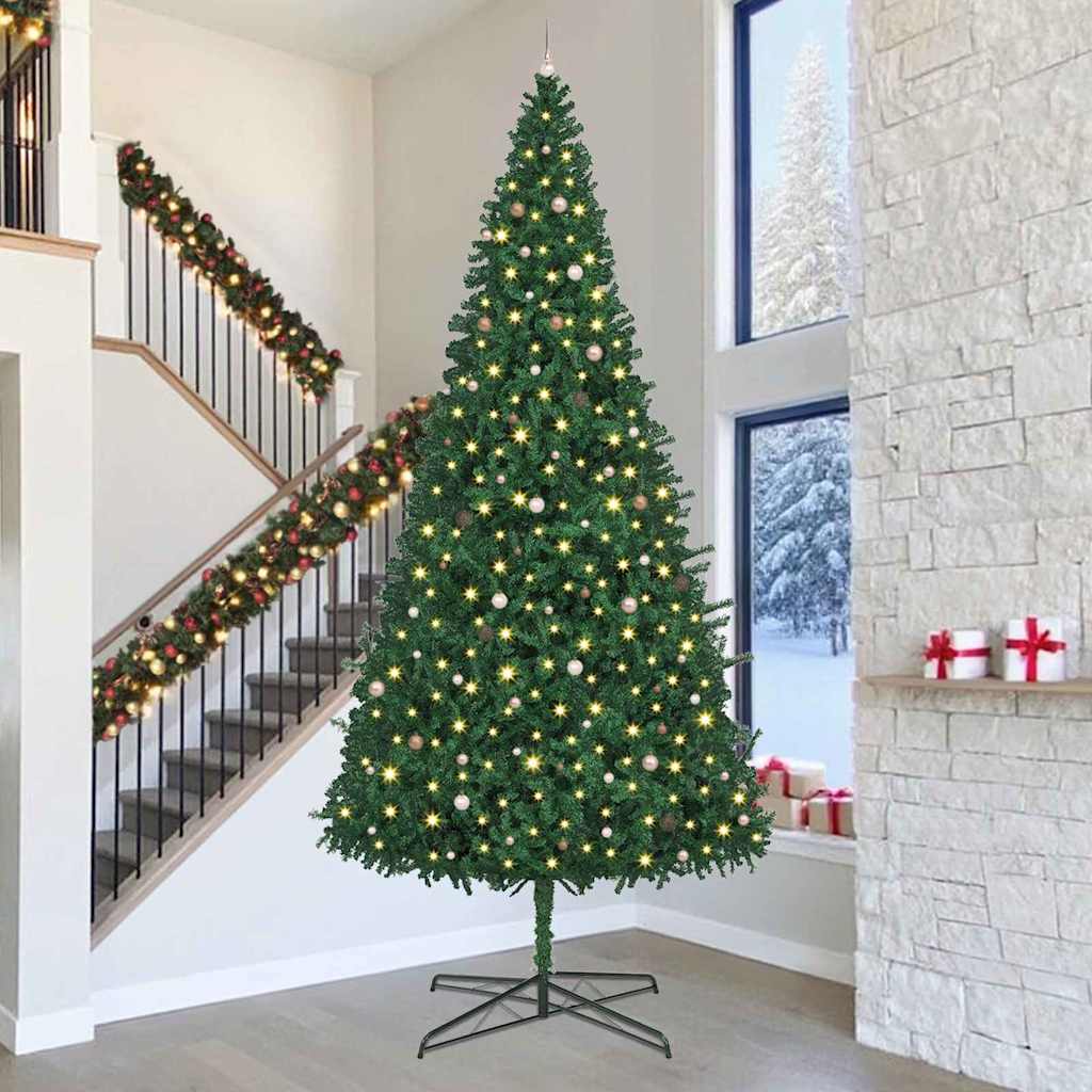 Kunstig juletre med dekorative strenglys