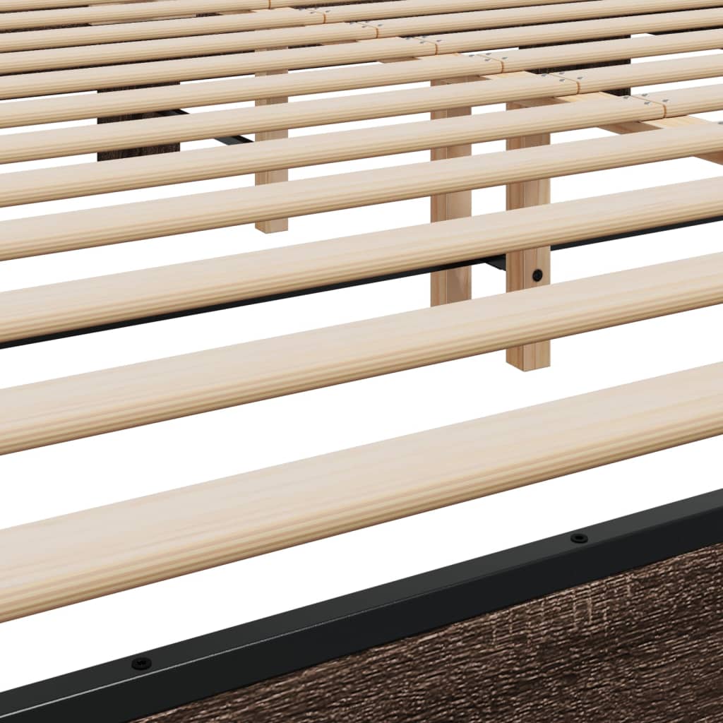 Sengeramme brun eik 200x200 cm konstruert tre og metall