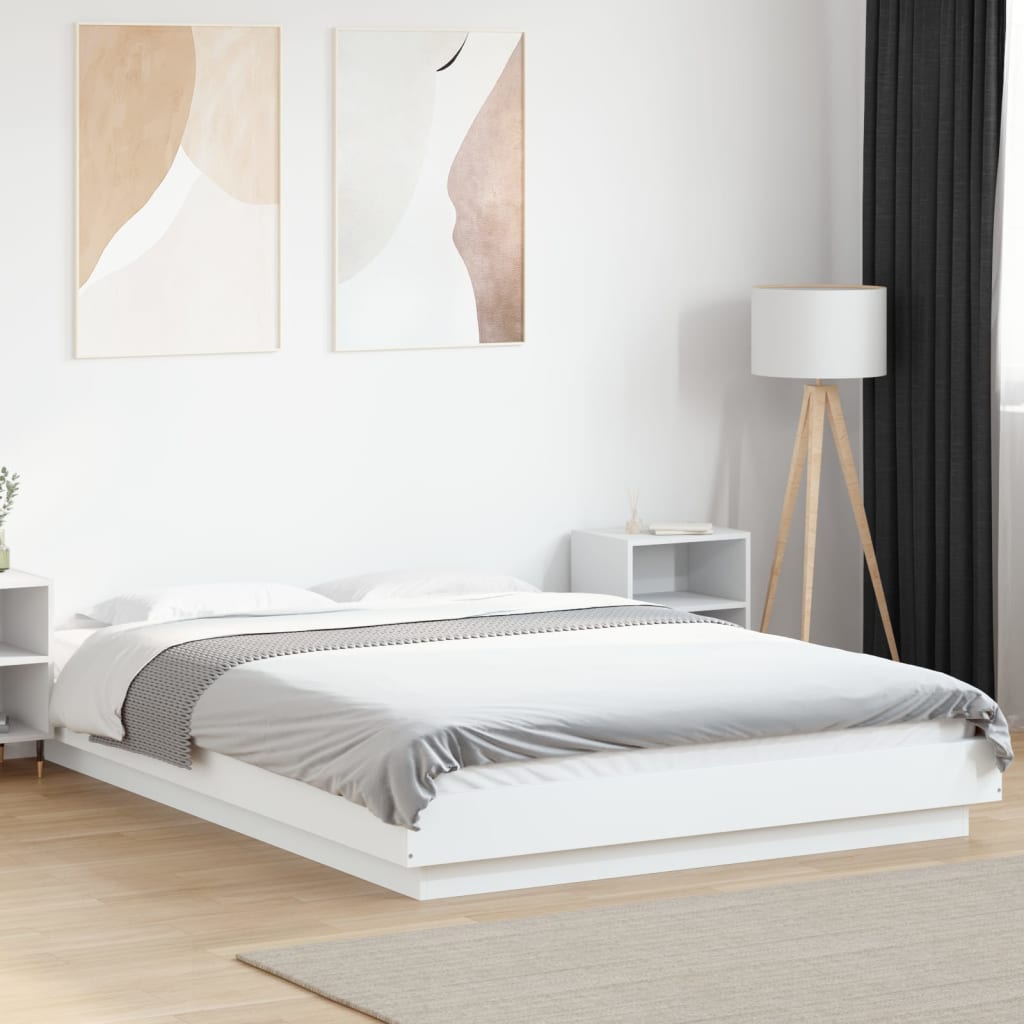 Sengeramme hvit 140x190 cm konstruert tre