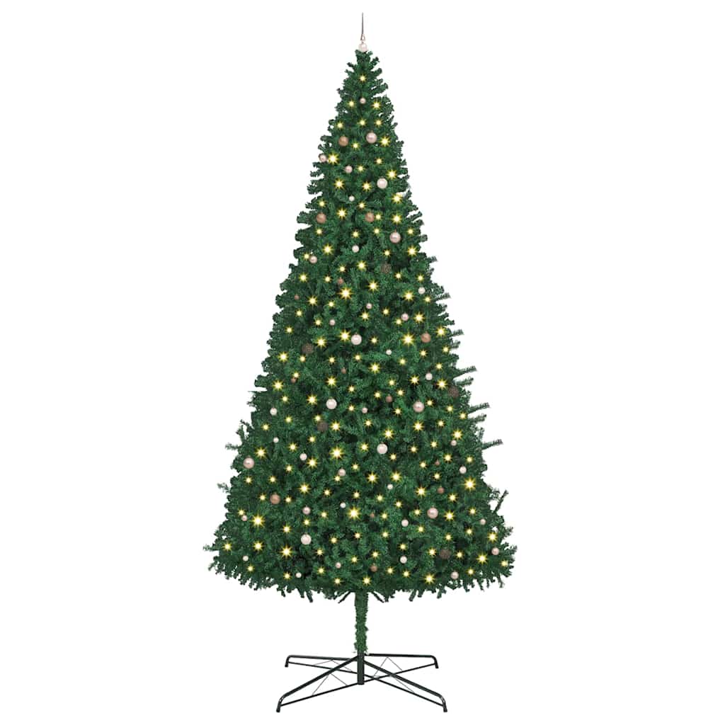 Kunstig juletre med dekorative strenglys