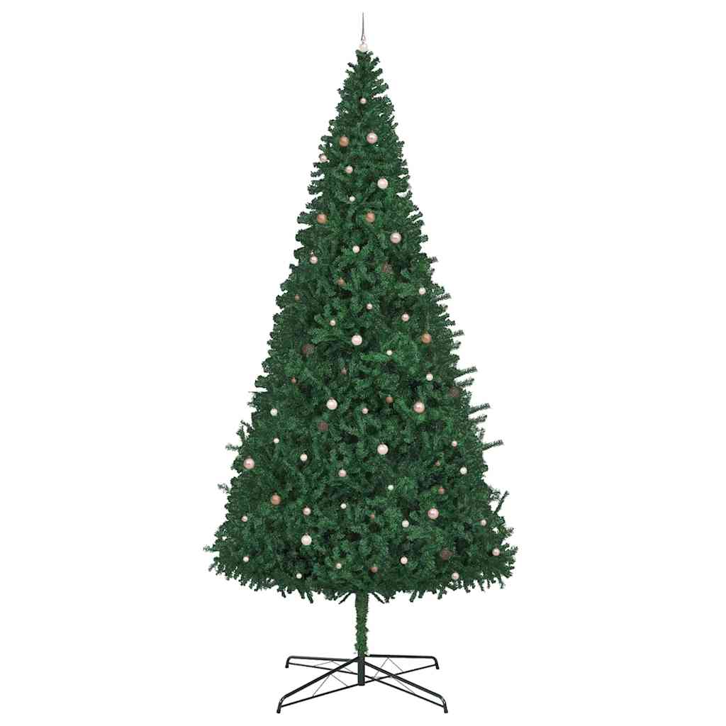 Kunstig juletre med dekorative strenglys