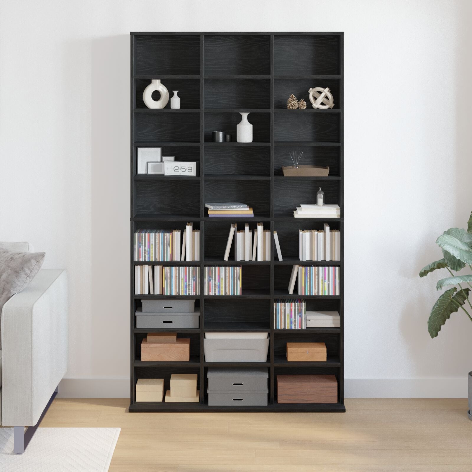 CD-hylle i svart eik 101x23x177,5 cm laget av konstruert tre