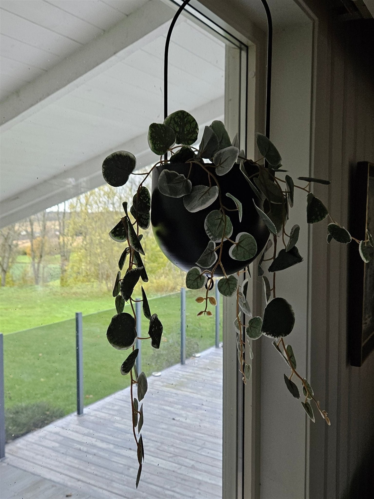 Ampel i sort metall - 4 Living Collection til friske og kunstige planter - Fritidsshoppen.noampelblomstergarden
