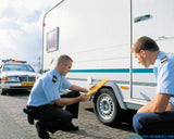 to tyske bevæpnede politimenn kontrollveger en campingvogn