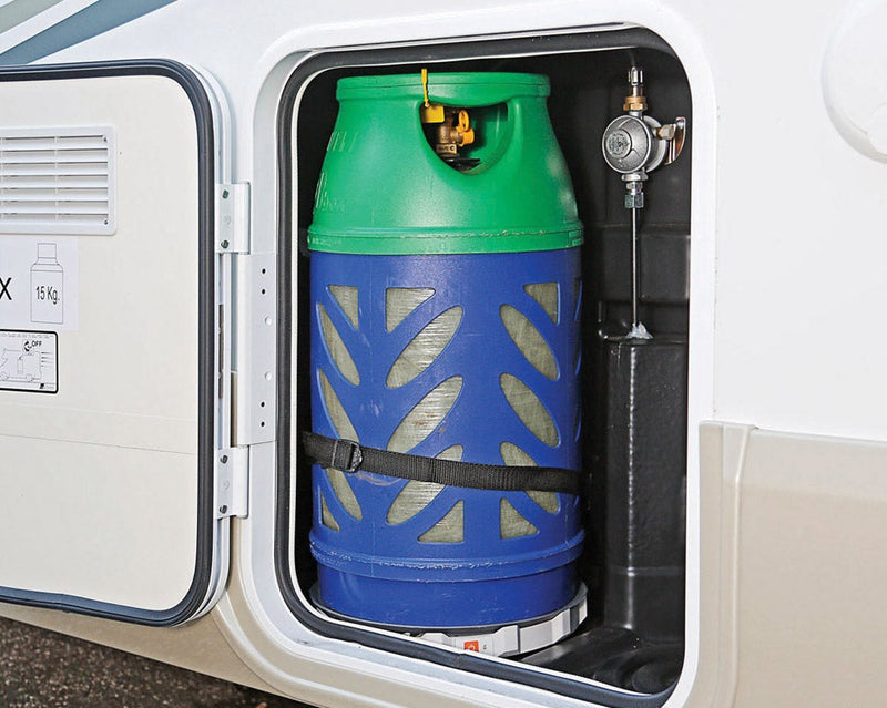 blå og grønn gassflaske fastmontert i en bobil på en gascontrol vekt