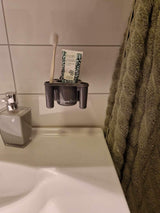 eurotrail tannbørsteholder montert på en flislagt vegg på et bad