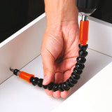 MagnetDriver drillforlenger i bruk sett ovenfra hvor en hånd holder forlengeren og en drill