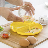 ingredienser til en omelett helles oppi en gul omelettbeholder 